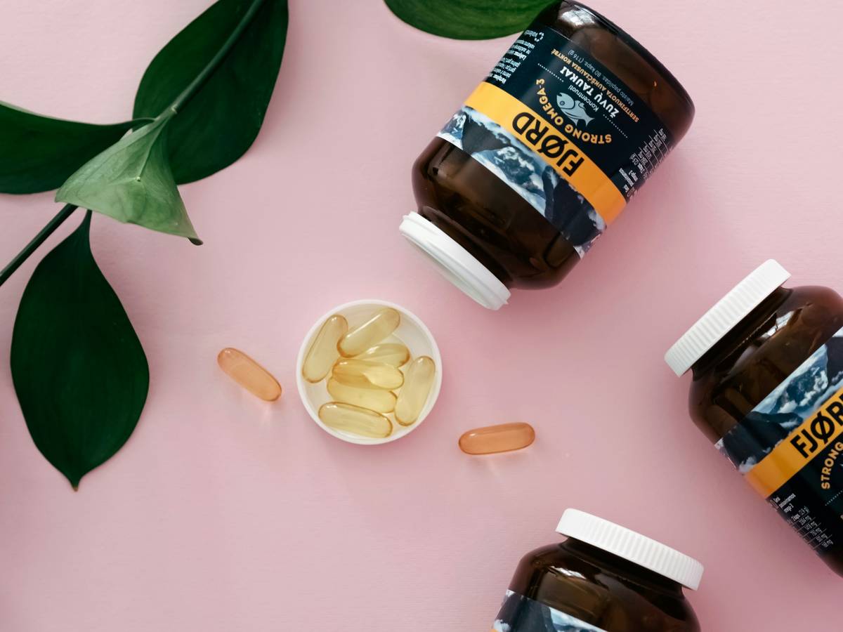 Kelp for Muscle Function: Close-up of dried kelp powder beside a dog stretching confidently